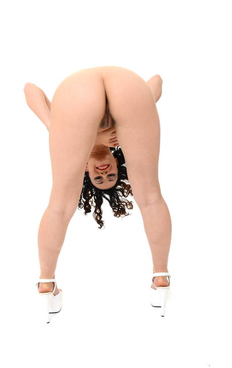 iStripper pleased to share with you a free xxx photo gallery with Pammie Lee showing sexy body