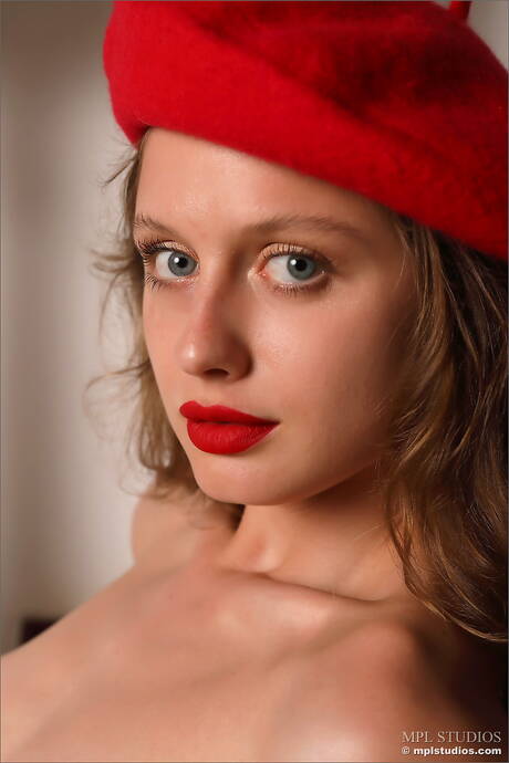 MPL Studios are proud to present you with a free pics featuring Clarice demonstrating beautiful shape